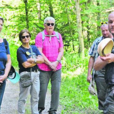 «Er brennt richtiggehend» - Oliver Eichenberger (rechts) versucht möglichst viele Leute von «seinem» Wald zu begeistern, ob hier bei einem Waldumgang oder auf politischer Ebene. Bild: Archiv