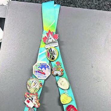 Der Traum von der Medaille - Deutschland, Japan, China, Südafrika, Lettland, Vereinigtes Königreich ... Melanie Hasler konnte in vier Tagen einige Ansteck-Pins anderer Nationen sammeln.