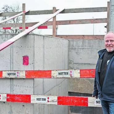 Fünf Sattelzüge Material verbaut - Betriebsleiter Martin Burkart vor dem Notausgang und dem Lift. Von aussen wird für die Badi-Gäste nur dies von der grossen Sanierung der Badewassertechnik zu sehen sein.