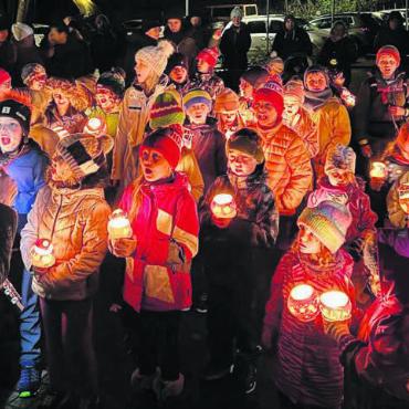 Ein Fest für Auge, Ohr und Gaumen - Mit ihren Räbeliechtli-Liedern und ihren kleinen Kunstwerken begeisterten die Kinder. Bild: zg
