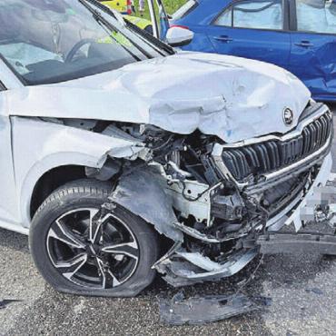 Zweimal Totalschaden - Nur noch Schrott: der Kia der Unfallverursacherin (hinten) und der Skoda. Bild: pz