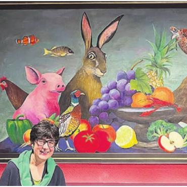 Das Bild im «Leo» strahlt - Künstlerin Sandra Graf präsentiert ihr Werk im Restaurant Leo. Bild: wam