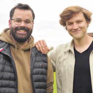 Der Traum zweier Freunde - Sie machten aus dem Film «Lang lebe Ned Devine» die Theater-Mundartfassung «Uf de Ned Devine»: Patrick Grob (links) und Jonas Arnet. Bild: Annemarie Keusch