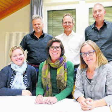 Verlusten auf den Grund gehen - Der Gesamtgemeinderat nach erfolgter Versammlung, sitzend von links: Nadja Koch, Patricia Trachsler und Gemeindeschreiberin Marianne Horner; stehend von links Bernhard Koch, Christian Widmer und Daniel Schwegler. Bild: Richard Gähwiler