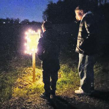 Laternen brennen - Sie wussten sich zu helfen. Rätsellösen und Geschichten lesen hat ihnen Spass gemacht. Dazu durch die Nacht geistern, das war Anlass zu ausgelassener Fröhlichkeit.