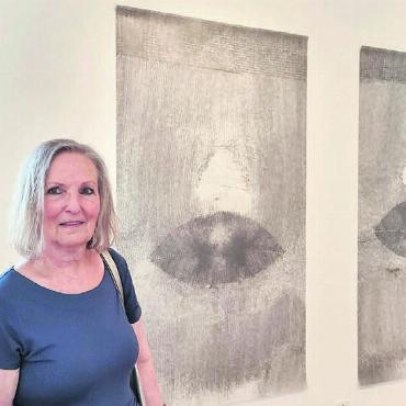 Im Fokus der Vergänglichkeit - Eveline Cantieni liebt es, in ihrer Arbeit genau hinzuschauen und dies gross zu machen. Bilder: Verena Anna Wigger