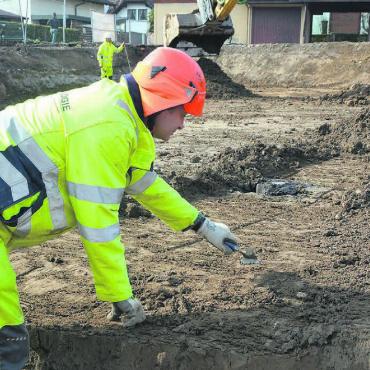 Geschichte zum Anfassen - Daniel Huber von der Kantonsarchäologie Aargau beobachtet das Abtragen der Erde ganz genau und sucht Fundstücke. Bild: Annemarie Keusch