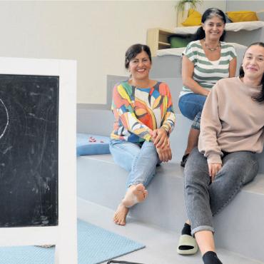 Den Kindern Raum bieten - Das Team der Tagesstrukturen in Niederwil freut sich auf weitere Anmeldungen (von links): Ivonne Buni, Leiterin Beatrice Tetilla und Jelena Dahinden. Bild: Chregi Hansen