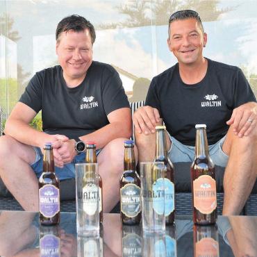 Für sie soll es ein Hobby bleiben - Marcel Schön (links) und Kilian Steimen mit ihrem «Waltin 1085»-Sortiment, zu dem auch passende Gläser gehören. Bild: Annemarie Keusch