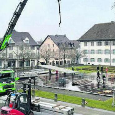 «Los Stiefelitos» sind los - Der Aufbau ist jedes Jahr ein Kraftakt. Bild: zg