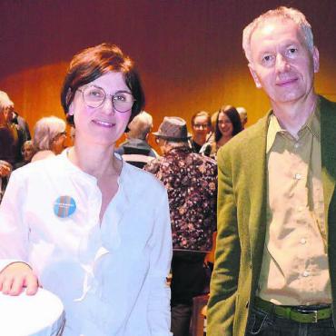 Würde und Glück im Widerspruch - Durften sich über einen vollen Saal an ihrem Ethik-Diskussionsabend freuen: Margit Schneider, Direktorin der Pflegi Muri, und Referent Christof Arn. Bild: Thomas Stöckli