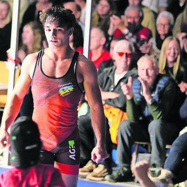 Der Showmann - Die Menschen jubeln, die Kids wollen ein «High Five» und Saya Brunner geniesst die Momente am letzten Samstag. Bild: Stefan Sprenger