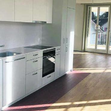 Prägend fürs Dorfzentrum - Von den Wohnungen darüber ist nur noch diese eine zu haben, im zweiten Stock mit Ausrichtung gegen den Zentrumskreisel.