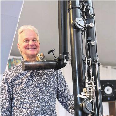 Der Klangtüftler startet durch - Stefan Keller hat zig Schülerinnen und Schülern an den Musikschulen Bremgarten und Mutschellen das Spielen von Flöten und Querflöten beigebracht. Nun in seinem Ruhestand konzentriert er sich unter anderem auf seine Nische mit der Subkontrabassflöte.
Bild: Sabrina Salm