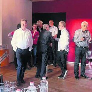 Co-Präsidium ist eingearbeitet - Auch beim Apéro nach der Versammlung wurde fleissig weiterdiskutiert. Bild: zg