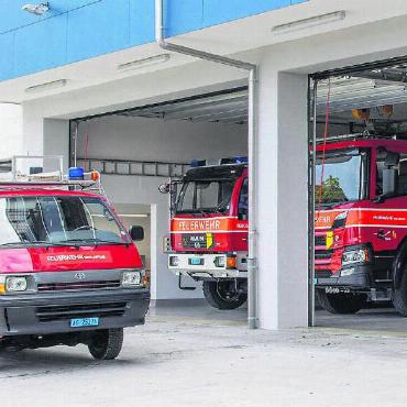 Neues Auto für die Feuerwehr - In die Jahre gekommen: Der Toyota Hiace (links) der Feuerwehr Sins-Abtwil soll ersetzt werden. Bild: zg