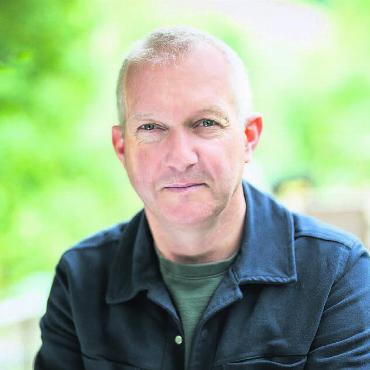 In brenzligen Zeiten - Simon Enzler stellt im Kellertheater sein Programm «Brenzlig» vor. Bild: zg