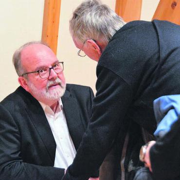 Tod gehört zur Melodie des Lebens - Nach dem Gespräch nahm sich Referent Heinz Rüegger noch ausgiebig Zeit, um die Fragen der Anwesenden zu beantworten. Bild: Celeste Blanc