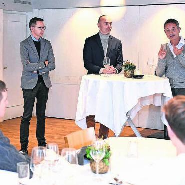 Teamplayer, der nicht lockerlässt - Von links: Simon Käch (Präsident Gönnerverein), Moderator Oliver Stöckli und Referent Bernhard Heusler. Bilder: Alexander Wagner