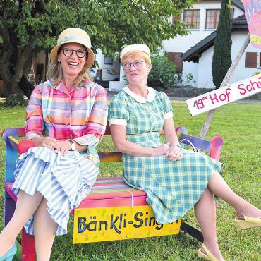 Monika Benz alias Sister Last Minute (links) und Evelyne Civelli alias Sister Shorty hoffen, dass möglichst viele Personen beim «Bänkli-Singen» mitmachen. Bild: Roger Wetli