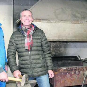 International gefragtes Handwerk - Daniel Hedinger (links) beerbt den Murianer Kunstschmied Richard Erni. Bild: tst