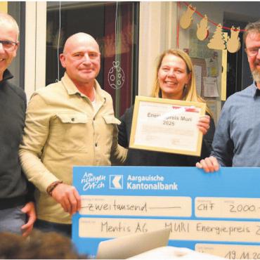 An quasi alles gedacht - Geballte Freude, von links: Stefan Staubli, Jurymitglied und Präsident Muri Energie Forum, Preisträger Thomas Ilg, Architektin Alexandra Schuler und Gemeinderat Beat Küng. Bilder: Annemarie Keusch / zg