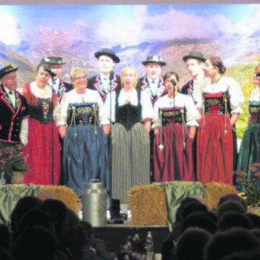 Wie aus dem Bilderbuch - Die Sängerinnen und Sänger des Jodlerclubs Echo vom Lindenberg zeigten ihr ganzes musikalisches Können. Bilder: Annemarie Keusch