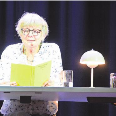 Erinnerungen werden wach - Mit viel Humor und Charme las Rita Mühlebach aus ihrer Autobiografie vor. Bild: Annemarie Keusch