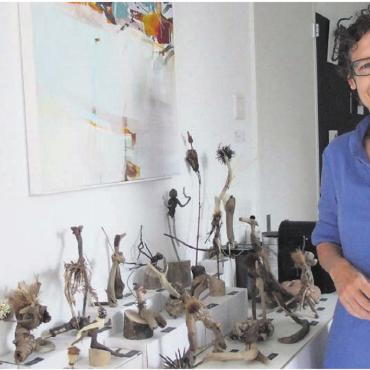 Vielfalt in Kunstform - «Mich fasziniert die Vielfalt der Natur», sagt Karin Köpfli-Fehlmann in ihrem Atelier vor ihren «Fundlingen» und einem ihrer Bilder. Bild: Bernadette Oswald