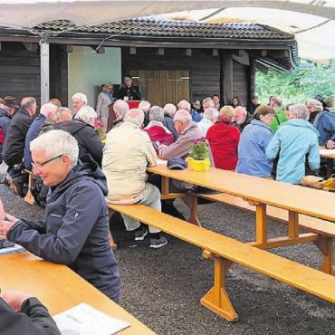 Waldrundgang unter Zeltdach - Dem Regen getrotzt: Die Ortsbürgerinnen und Ortsbürger hatten immerhin ein schützendes Zeltdach über dem Kopf. Bilder: Walter Minder
