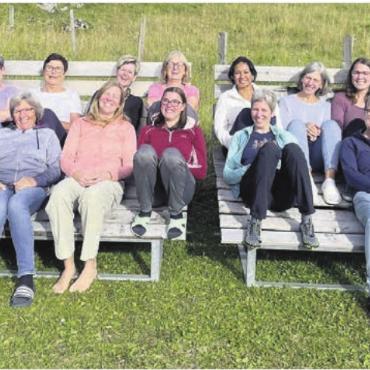 Mit Begleitung von Ziegen - Gruppenbild der Murianer Turnerinnen im Berner Oberland. Bild: zg
