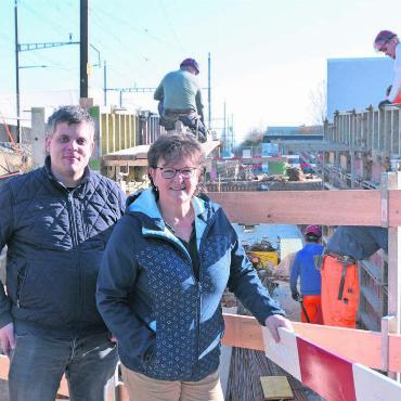Es folgt die Vollsperrung - Manuel Meier, Leiter Infrastruktur der Gemeinde, und die zuständige Gemeinderätin Milly Stöckli vor der Baustelle bei der Personenunterführung Mürlefeld. Die Arbeiten laufen auf Hochtouren. Bild: Annemarie Keusch
