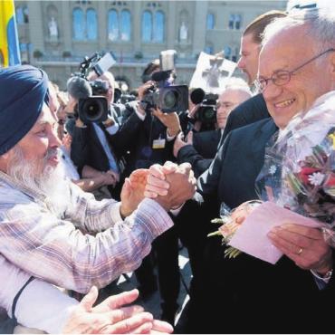 Indisches Curry - Karan Singh (links) im Austausch mit Alt-Bundesrat Johann Schneider-Ammann. Bild: zg
