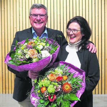Zahlen sind ihre Welt - Über 20 Jahre engagierten sich Andreas Künzle und Maria Küng für die Raiffeisenbank Oberfreiamt. Bild: zg