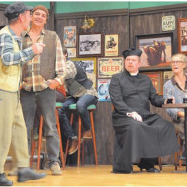 Zusatzaufwand, der sich lohnte - Das Theater Bünzen hat nach Irland entführt – mit dem obligaten Pub-Flair. Bild: Archiv