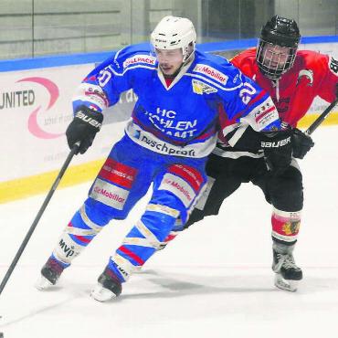 Fi-Gö bleibt die Nummer 1 - Wohlens Andreas Meyer (links) enteilt Fi-Gö-Spielertrainer Michel Simmen. Die «Huskies» wussten sich im letzten Drittel zu behaupten. Bilder: Josip Lasic