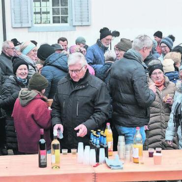 Immer gleich, immer schön - Warme und kalte Getränke und Zopf – auch der Apéro ist traditionell in Muri und kommt bei der Bevölkerung bestens an. Bider: Annemarie Keusch