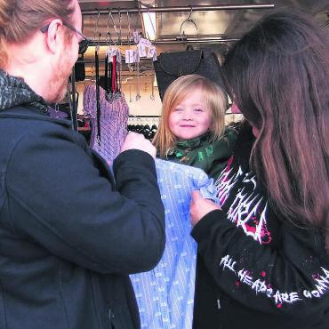 Auch dieser junge Marktbesucher ist angetan von Stimmung und Angebot am Bremgarter Ostermarkt. Bilder: Bernadette Oswald