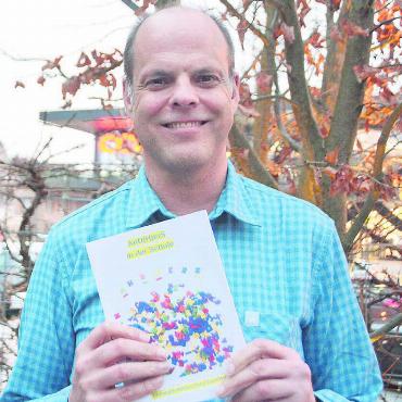Damit es andere leichter haben - Christoph Schnitter zeigt stolz sein neues Werk. Es ist auch eine autobiografische Aufarbeitung seiner Schulkarriere. Bild: Annemarie Keusch