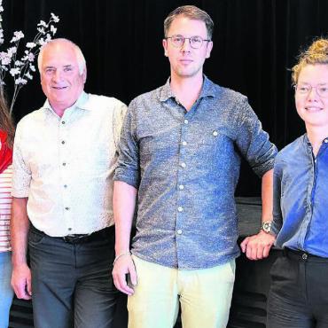 Gerüst steht, nun folgt Mitwirkung - Informierten über die verschiedenen Teilbereiche des Entwicklungsrichtplans Dorf, von links: Gemeinderat Jakob Sidler, Leiterin Bau und Planung Uschi Ulrich, Gemeindeammann Josef Huwiler, Adrian Duss vom Planer-Büro Kip sowie Silja Dietiker und Jannine Stüdeli vom Planer-Büro Karo. Bild: rah