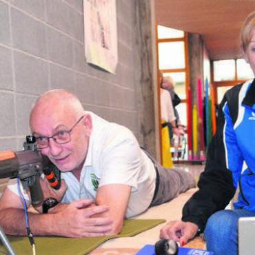Als Dorf zusammenrücken - René Friedrich und Eveline Joho trugen mit den Schützen zum Dorffest Bettwil bei. Bild: tst