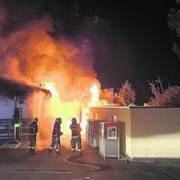 Eine Nacht, vier Brände - Der Brand bei der Tankstelle hätte verheerende Folgen haben können. Bilder: pz