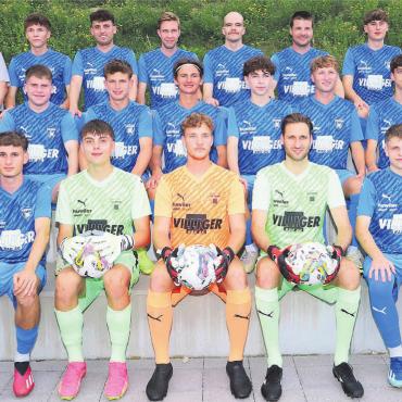 Motiviert in die neue Aufgabe - FC Sins, Saison 2024/25, hinten, von links: Sven Feer (Coach), Sven Niederberger, Gabriel Gumann, Noel Bertelsen, Tim Oechslin, Marc von Flüe, Yanick Kreienbühl, Michael Hohl (Spielertrainer). Mitte: Thomas Stocker (Sportchef) Andrin Leu, Livio Moos, Nick Bühlmann, Ennio Delea, Luca Ming, Ramon Burkard, Dominik Müller (Goalietrainer). Vorne: Nicolas Schetty, Lian Meyer, Jannik Gamma, Marco Peterhans, Maurice Leo. Es fehlen: Jan Kalt, Jonas Villiger, Calderon Mavembo, Loris Völker, Dario Inglin, Remo Corrodi, Florin Schetty.