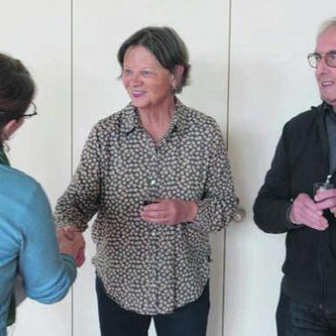 Wissen von früher erhalten - Sie haben für ihr Engagement für das Dorf grossen Dank verdient. Gemeinderätin Simone Diem überreicht Ariane und Heinz Deubelbeiss zur Eröffnung des Themenwegs ein kleines Präsent. Bild: chh