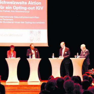 Den Widerstand fortsetzen - Nach zwei Stunden Referaten und Pause stellen sich die Protagonisten zum Podiumsgespräch auf. Von links: Jürg Vollenweider, Andrea Staubli, Moderator Philipp Gut, Philipp Kruse und Martin Janssen. Bild: Thomas Stöckli