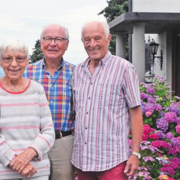 Gutes tun – seit 20 Jahren - Vor dem Haus Brun-Stofer, von links: die Bewohner Oskar Brun und Therese Meier-Brun mit Othmar Baumann (Präsident) und Pirmin Wyss vom Stiftungsrat. Bild: Thomas Stöckli