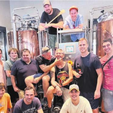 Tambouren am Touren - Die Freiämter Tambouren bilden sich biertechnisch weiter. Bild: zg