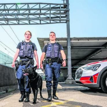 Unverständnis im Freiamt - Wer soll künftig am Bahnhof patrouillieren? Der Kanton Aargau verfügt seit dem Jahr 2007 über eine duale Polizeiorganisation. Jetzt soll sich das ändern. Der Regierungsrat hat sich für eine Einheits polizei ausgesprochen und schlägt dem Grossen Rat einen Systemwechsel vor. Bild: zg