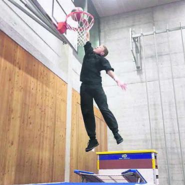 Erfolgreich gestartet - Die Kinder und Jugendlichen können sich in der Turnhalle sportlich austoben. Bild: zg
