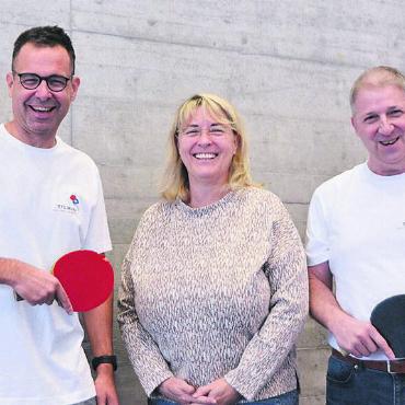 Auf der Welle mitreiten - Martin Schneider, Brigitte Meier und Christian Marthaler (v. l.) freuen sich. Bild: Noa Meier